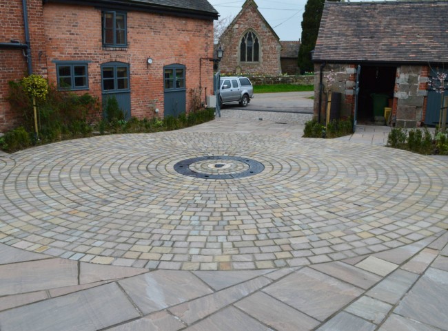 Courtyard garden with circular cobble driveway with drive-over water feature