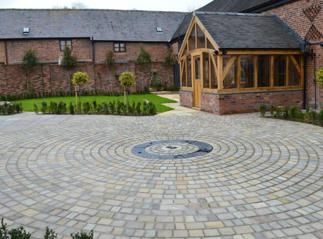 Courtyard garden with circular cobble driveway with drive-over water feature
