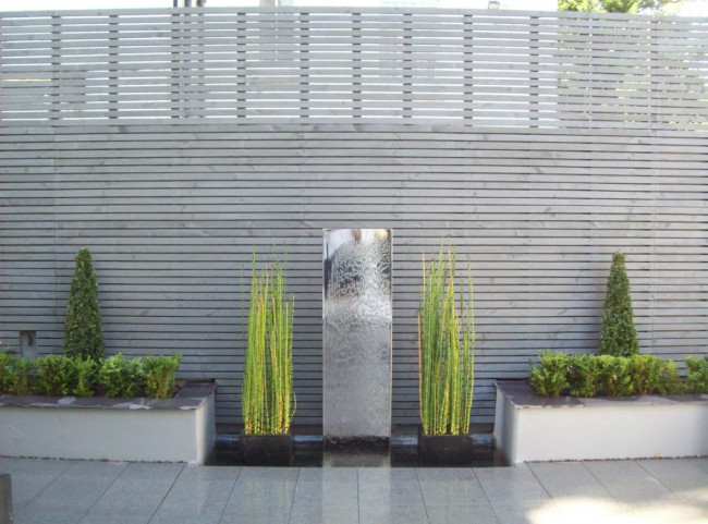 Stainless Steel Water Feature with Painted Slatted Trellis
